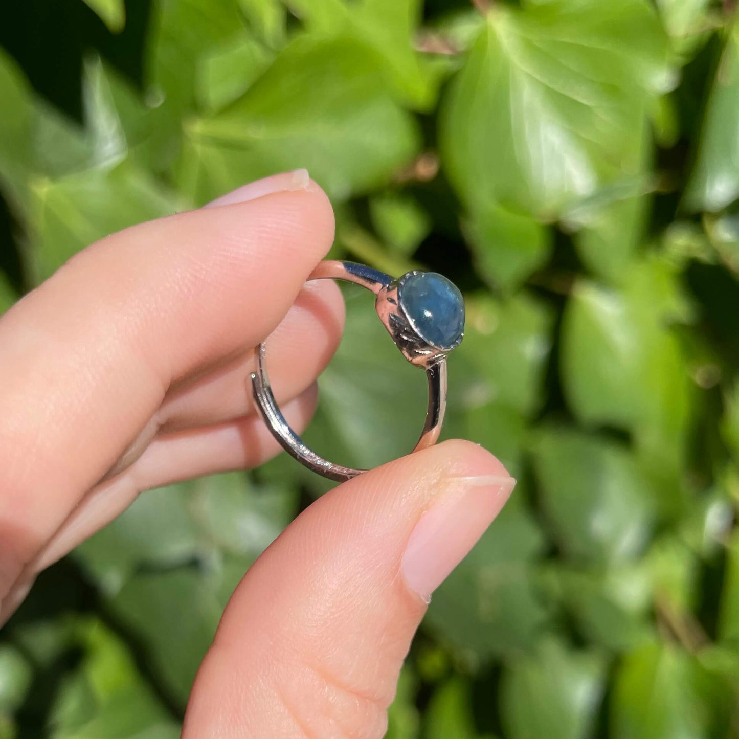 Anillo de plata y aguamarina propiedades para reducir estres y ansiedad, ayuda a pensar con claridad