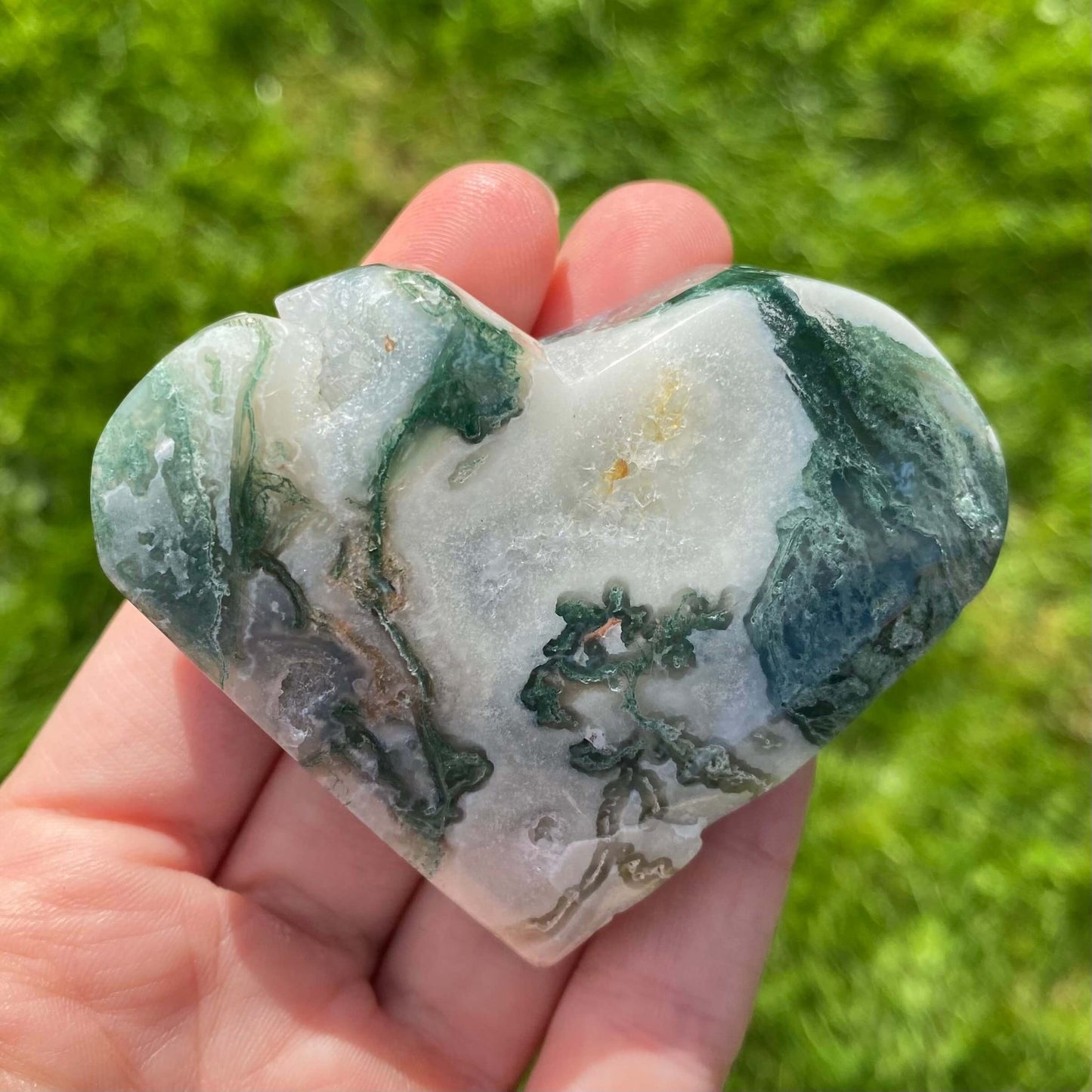corazon de agata con druzy con tonos verdes y blancos creando un diseño unico