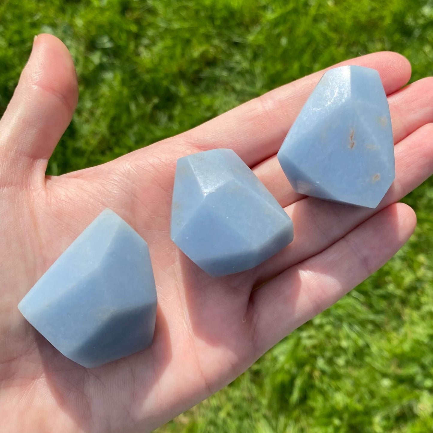 piedra en bruto de angelina que te ayuda con la serenidad y tranquilidad, llevala a tu trabajo o en tu cuarto para relajarte