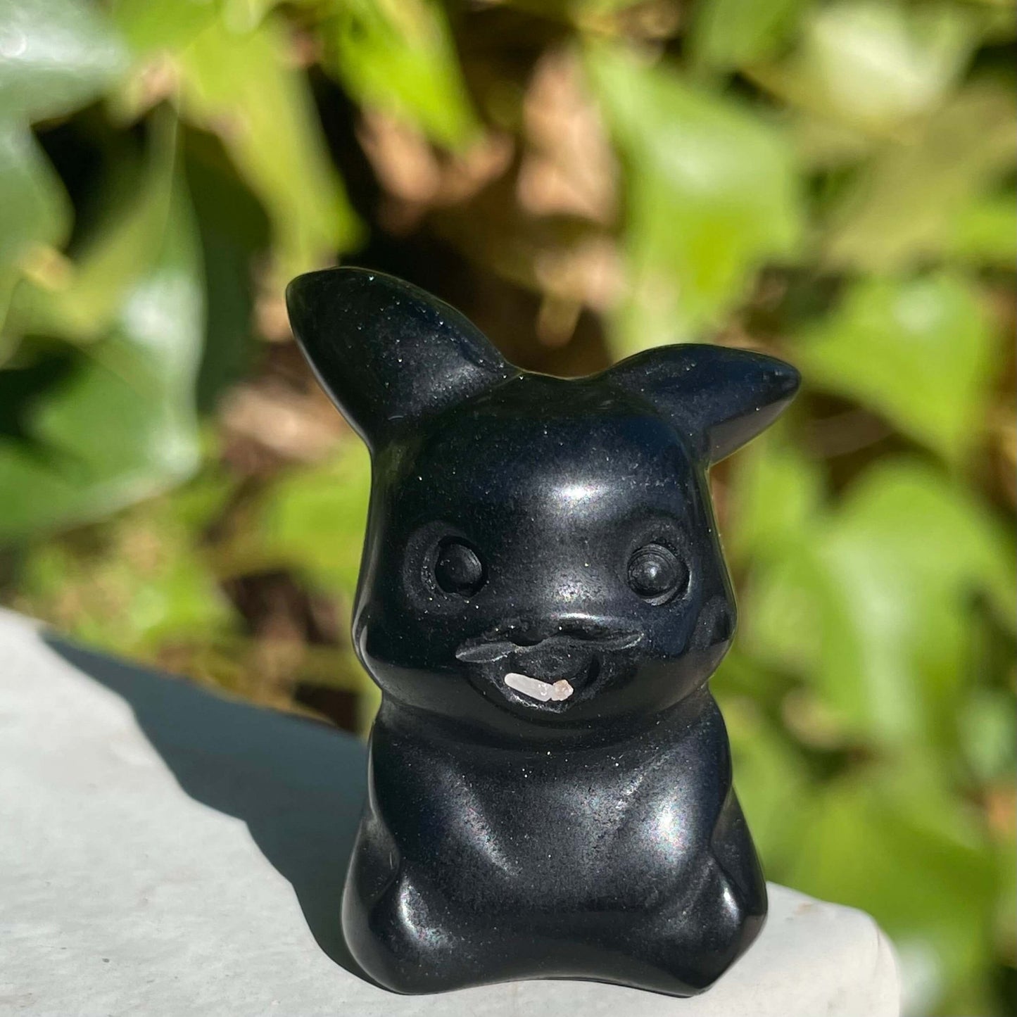 Figura de obsidiana negra para proteger y ayudar en transformaciones y ciclos de vida nuevos