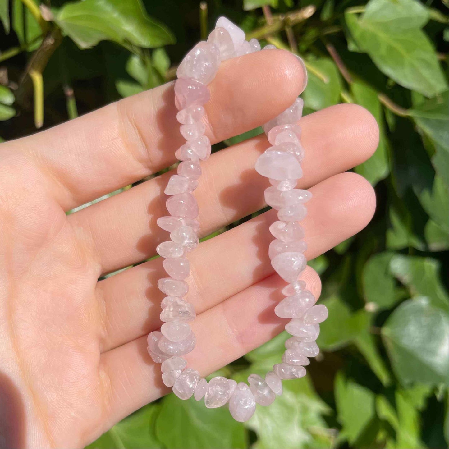 demuestra tu amor a tu novia regalando por san valentin una pulsera de cuarzo rosa, el regalo ideal para ella