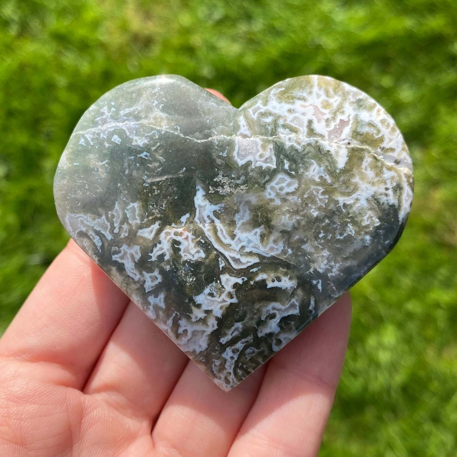 piedra natural pulida con forma de corazon tamaño grande de agata musgo