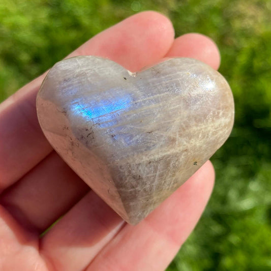 Corazon de piedra luna destellos azules para potenciar los nuevos ciclos y la feminidad