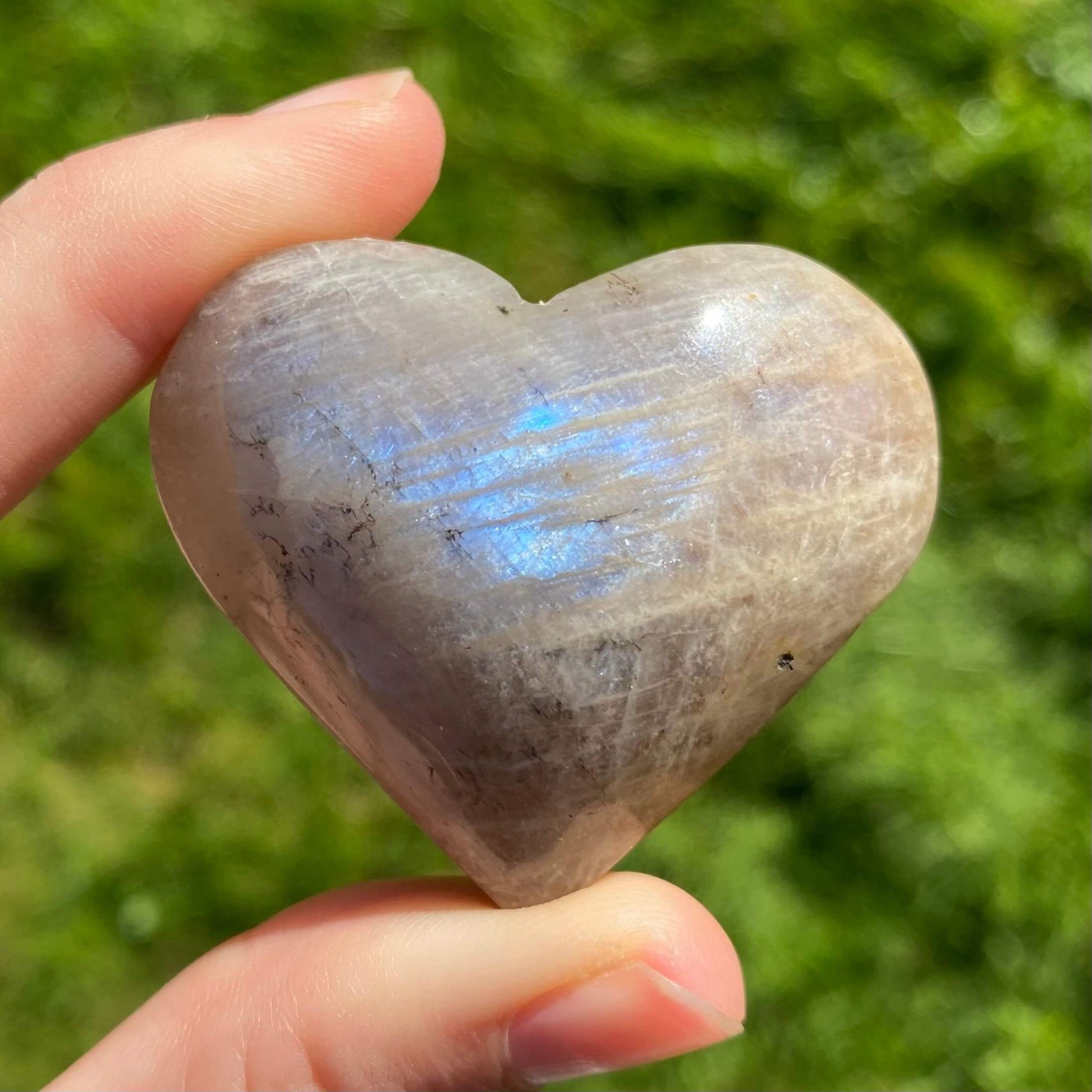 Corazon de piedra luna con propiedades para nuevos amores y mejorar la intuicion en la relacion