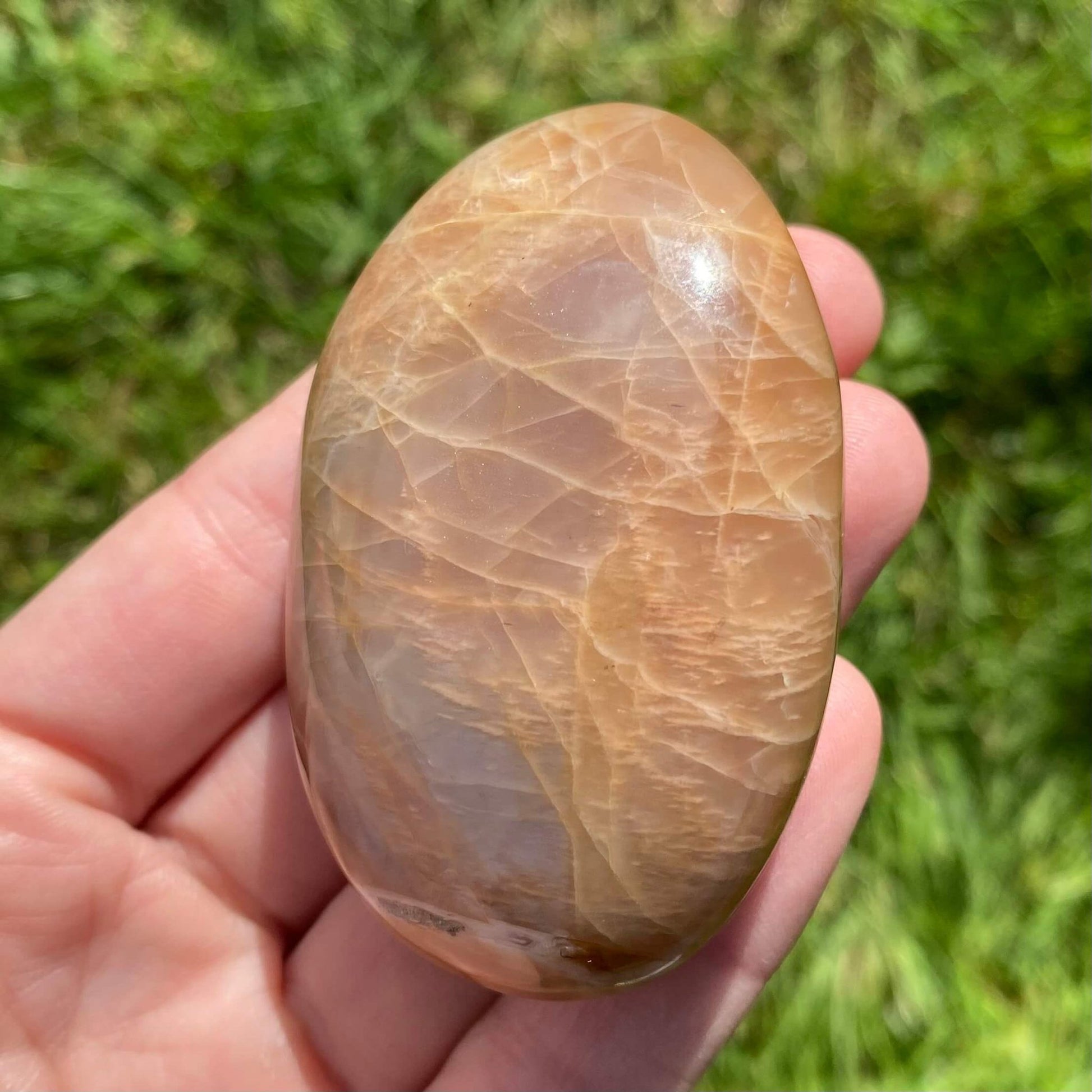 Piedra luna propiedades para potenciar la energia femenina y la intuicion