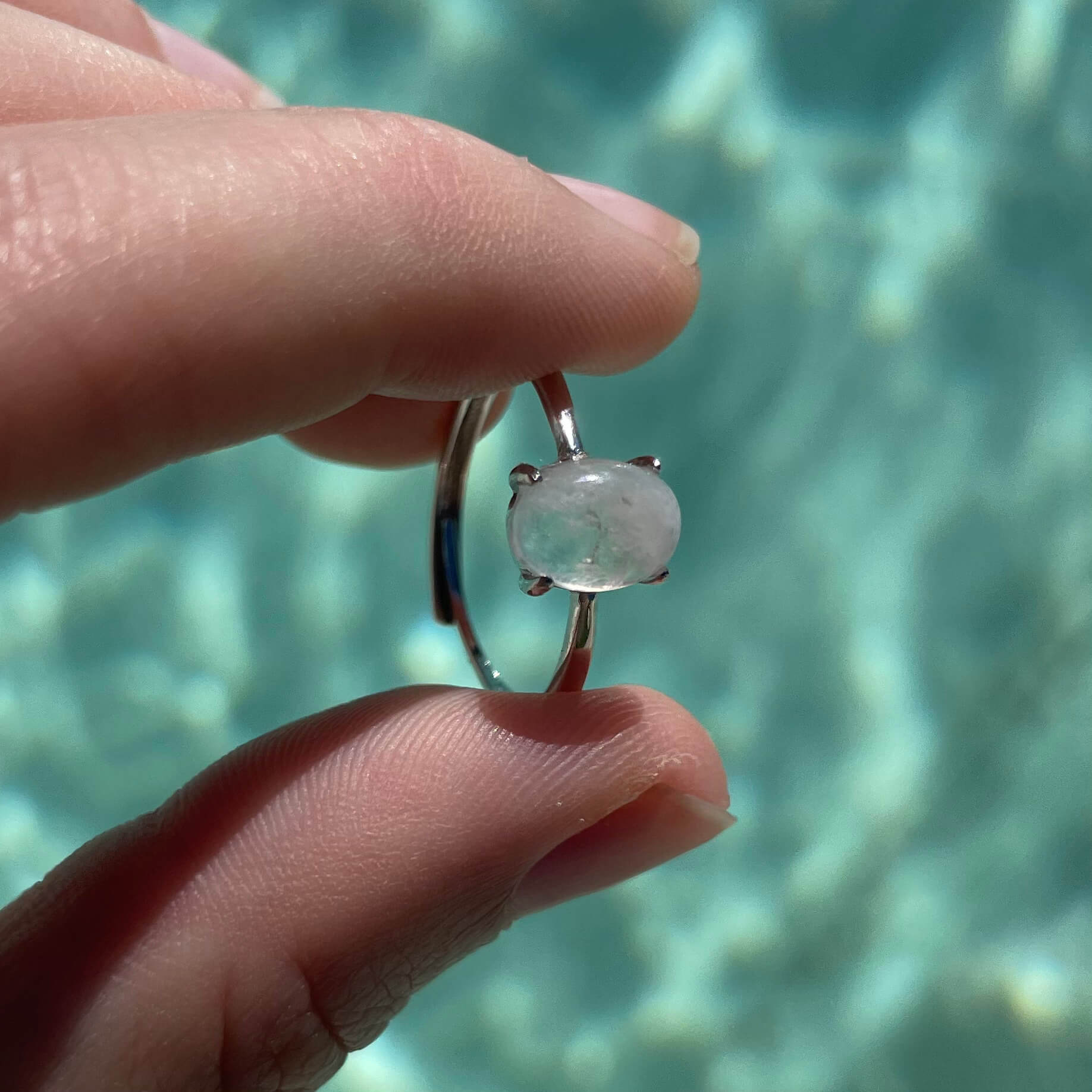 Anillo piedra luna para nuevos ciclos y una vida mejor con energia femenina e intuicion