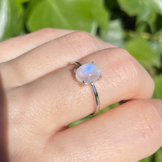 Anillo piedra luna y plata con destellos para mejorar tu vida y atraer la intuicion y proteccion