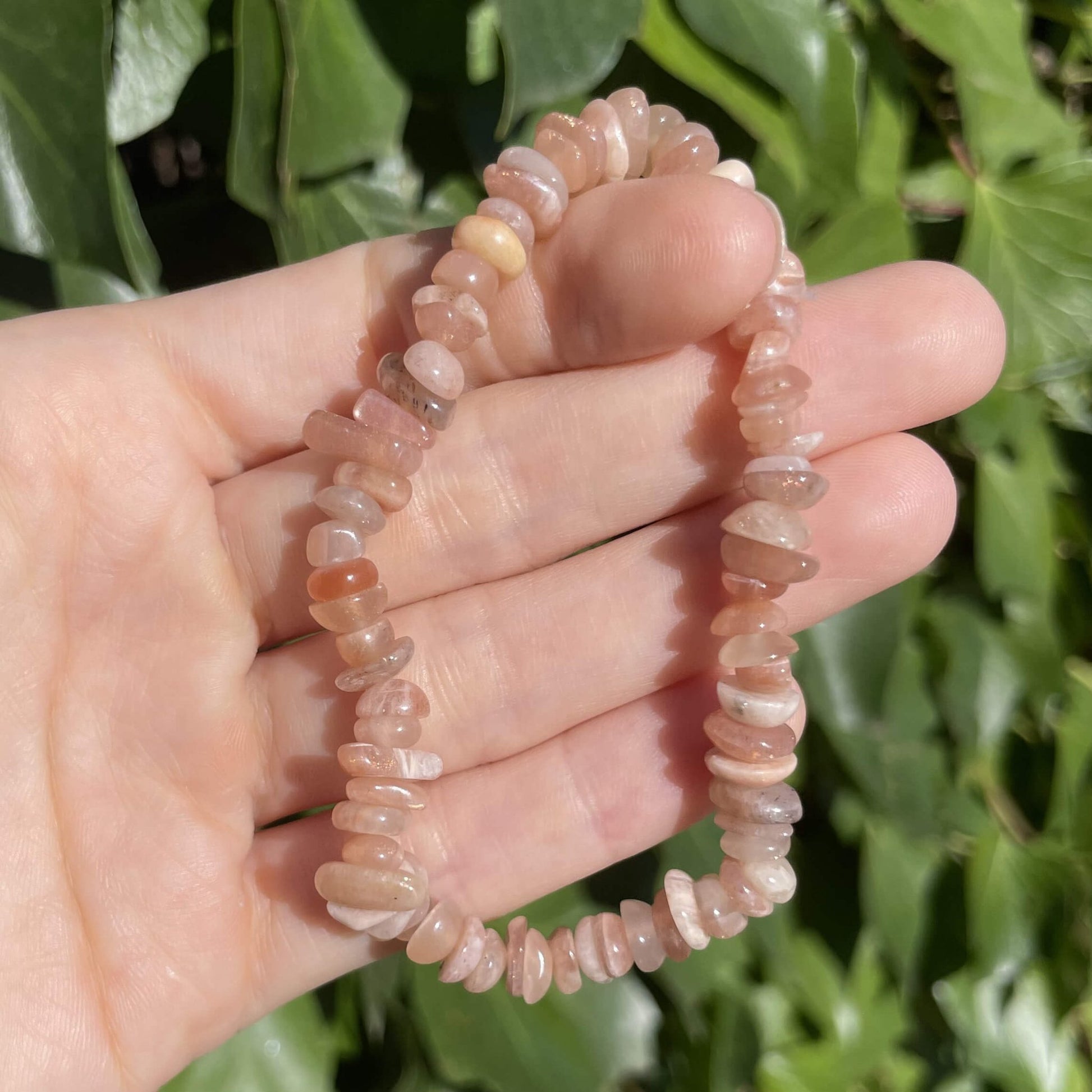 Propiedades de la piedra luna en formato pulsera para ayudar en periodos de cambio y ciclos