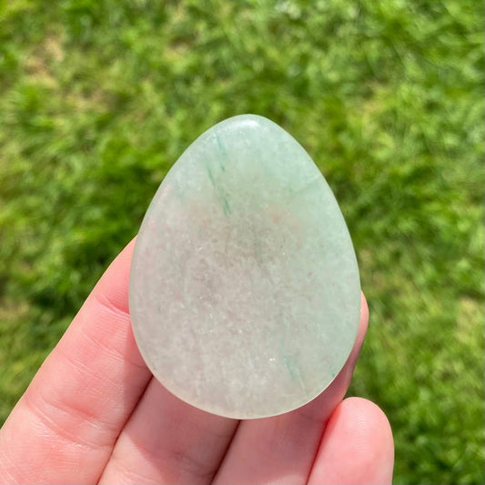 worry stone de aventurina verde que cabe en tu bolsillo para que la buena suerte y las buenas vibraciones te acompañen todo el dia